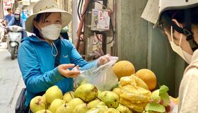 Hanoi Vendor couting money which has been paid by Solo Female Traveler